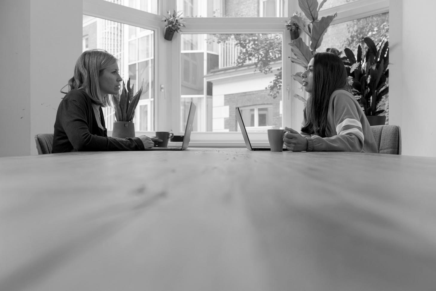 Moderner Arbeitsplatz mit Laptop und Headset für optimale Online-Lernerfahrung