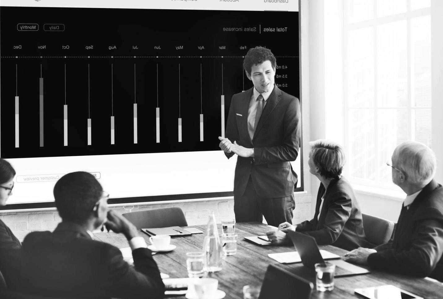 Modernes Büroumfeld mit digitalen Arbeitsplätzen und IT-Infrastruktur