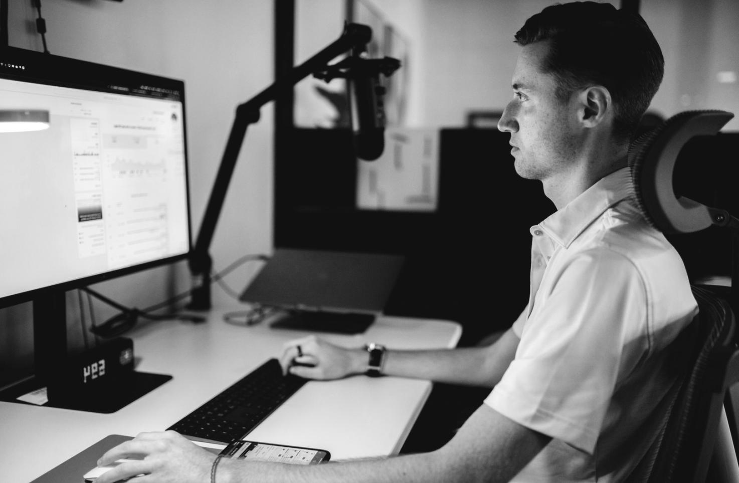 Moderne Arbeitsumgebung mit Fokus auf IT-Infrastruktur und digitale Kommunikation